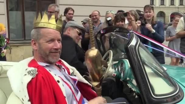 Olomouc Tsjechië, 9 mei 2018: Koning van maanden kan David Koller studenten zanger arriveert in de jaren 1960 historische auto Skoda Felicia cabriotet. Koning van de gouden kroon, media, journalisten, fotografen — Stockvideo