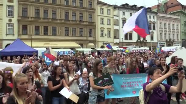 OLOMOUC CZECH REPUBLIC, MAIO 9, 2018: Procissão de desfile estudantil de maio, bateria, as pessoas se alegram bandeiras e gritam com alegria para votar rei e celebrar o centenário da República Tchecoslovaca — Vídeo de Stock