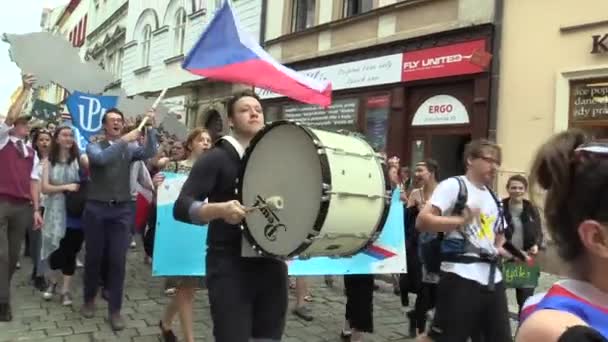 OLOMOUC REPÚBLICA CHECA, 9 DE MAYO DE 2018: Procesión del desfile estudiantil de mayo, tambores tocando, la gente se regocija con banderas y grita de alegría al votar por el rey y celebrar el centenario de la República Checa — Vídeos de Stock
