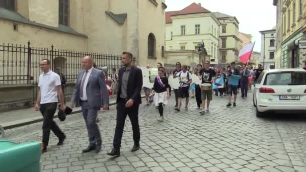 OLOMOUC CZECH REPUBLIC, MAY 9, 2018: King of months may David Koller singer arrives in the 1960s historic car of the Skoda Felicia cabriotet. King has a golden crown, student parade procession flags — Stock Video