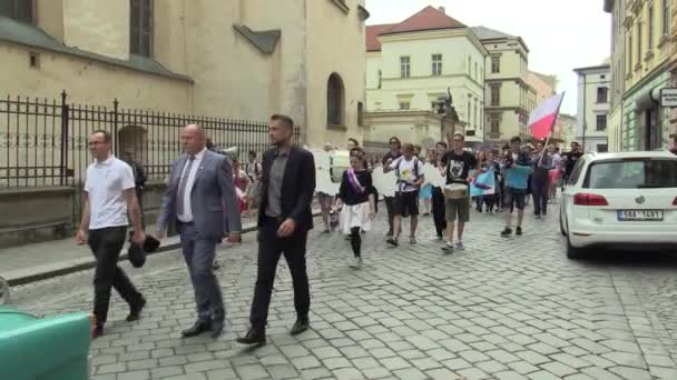 Olomouc, Cseh Köztársaság, május 9-én 2018-ban: Király hónap lehet David Koller singer érkezik az 1960-as években történelmi autó Skoda Felicia cabriotet. Király van egy arany koronát, diák parade felvonulás zászlók — Stock videók