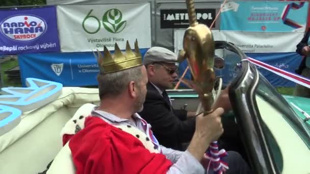 奥洛穆茨捷克共和国, 2018年5月9日: 国王月可能大卫科勒歌手到达二十世纪六十年代的历史车斯柯达西亚 cabriotet。国王有一个金色的皇冠, 一个权杖和斗篷, 学生 — 图库视频影像