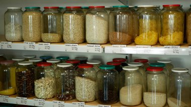 Paketlemeden alışveriş, sağlıklı beslenme geniş çaplı tahıl çeşitleri, baklagiller, kurutulmuş meyve, fındık, kavanozlarda un ve kendi çantalarında cam şişeler, ambalajsız, hammaddeler