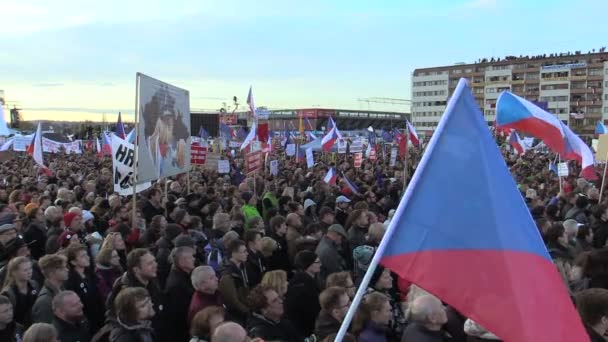 PRAGUE, CZECH REPUBLIC, NOVEMBER 16, 2019: Demonstration people crowd against Prime Minister Andrej Babis demise, 300,000 mass protesters throng Letna Prague, flags and banners, Benjamin Roll activist — Stock Video