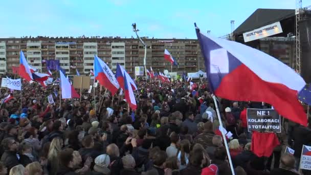 PRAGUE, CZECH REPUBLIC, NOVEMBER 16, 2019: Demonstration people crowd against Prime Minister Andrej Babis demise, 300,000 mass protesters throng Letna Prague, flags and banners, Mikulas Minar activist — Stock Video