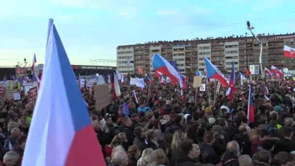 PRAGA, REPUBLICA CZECH, 16 NOIEMBRIE 2019: Demonstrația mulțimii de oameni împotriva Primului Ministru Andrej Babis a murit, 300.000 de protestatari în masă mulțimea Letna Praga, steaguri și bannere, Benjamin Roll activist — Videoclip de stoc