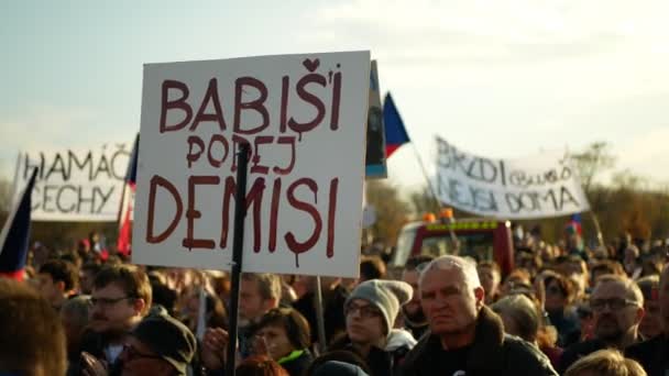 PRAGUE, CZECH REPUBLIC, NOVEMBER 16, 2019: Demonstration of people crowd, banner Babis resign demission, throng of activists Letna Prague Czech Republic, 300 000 mass protesters — Stock Video