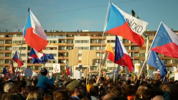 PRAGUE, CZECH REPUBLIC, NOVEMBER 16, 2019: Demonstration people crowd against Prime Minister Andrej Babis demise, 300,000 mass protesters throng Letna Prague, flags and banners, Benjamin Roll activist — Stock Video