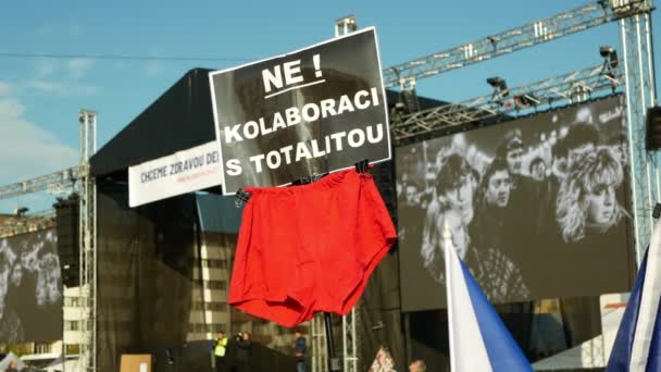 PRAGUE, CZECH REPUBLIC, NOVEMBER 16, 2019: Demonstrasi kerumunan orang, spanduk bukan kolaborasi dengan celana dalam merah totaliter, sekelompok aktivis Letna Praha Republik Ceko — Stok Video