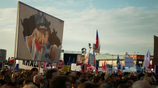 Prague, Czech Republic, November 16, 2019: Διαδήλωση του κόσμου ενάντια στον θάνατο του Πρωθυπουργού Αντρέι Μπάμπις, 300.000 μαζικοί διαδηλωτές πλήθη ακτιβιστών Λέτνα Πράγας, σημαίες και πανό — Αρχείο Βίντεο