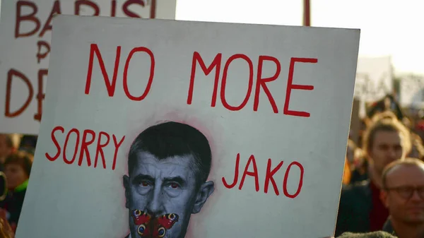 Prag, Çek Cumhuriyeti, 16 Kasım 2019: Halkın gösterisi, Babis 'in afişi daha fazla üzgün değil, aktivist Letna Prag Cumhuriyeti, 300 bin kitle protestocusu