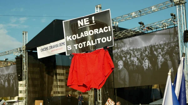 Praag, 16 november 2019: Demonstratie van mensenmassa, spandoek niet samenwerking met totalitaire rode onderbroek, menigte activisten Letna Praag Tsjechië — Stockfoto