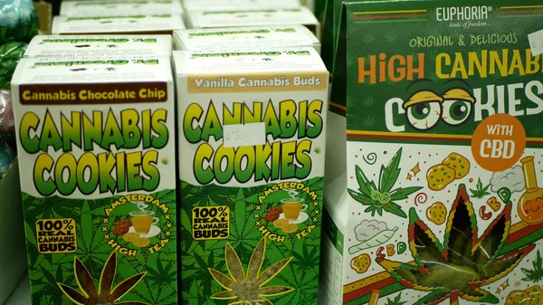 Praag, Tsjechië, 9 september 2019: Cannabis koekjes knoppen winkel of winkel Praag, verpakte hennep cannabidiol Cbd biscuit of cracker zaden en verlicht pijn, blad symbool groen, Europa — Stockfoto