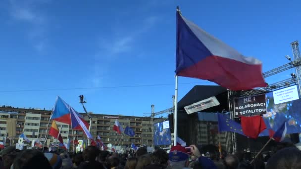 Prague, Czech Republic, November 16, 2019: Διαδηλώσεις κατά του θανάτου του Πρωθυπουργού Αντρέι Μπάμπις, 300.000 μαζικές διαδηλώσεις κατά της Letna Prague, σημαίες και πανό, ακτιβιστής Mikulas Minar — Αρχείο Βίντεο