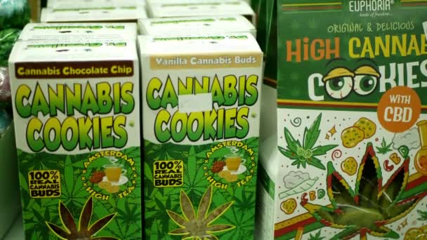 Praag, Tsjechië, 9 september 2019: Cannabis koekjes knoppen winkel of winkel Praag, verpakte hennep cannabidiol Cbd biscuit of cracker zaden en verlicht pijn, blad symbool groen, Europa — Stockvideo