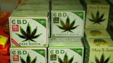 Prag, Çek Cumhuriyeti, 9 Eylül 2019: Kenevir kurabiyesi mağazası Prag, haşhaşlı kek güçlü, paketlenmiş kenevir kenevir keneviri Cbd bisküvisi veya kraker tohumu