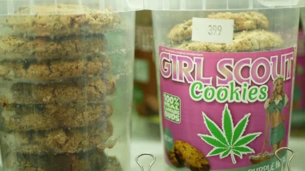 PRAGUE, RÉPUBLIQUE TCHÈQUE, 9 SEPTEMBRE 2019 : Boutique ou magasin de biscuits au cannabis Prague, emballage de biscuits au cannabidiol CBD ou de graines de biscuits craquelins et soulage la douleur, symbole de la feuille vert, Europe — Video