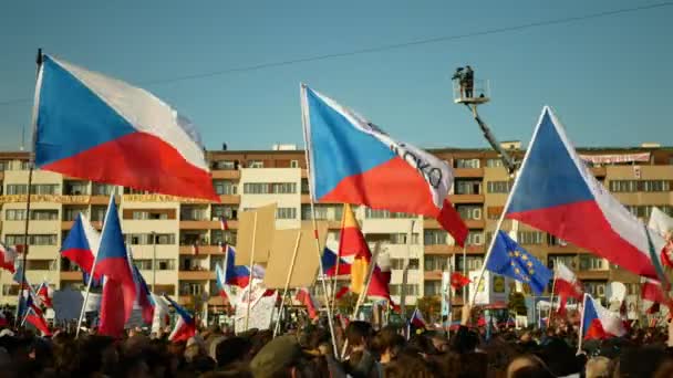 ПРАГА, ЧЕШСКАЯ РЕСПУБЛИКА, 16 НОЯБРЯ 2019 года: Демонстрация толпы людей против кончины премьер-министра Андрея Бабиса, 300 000 массовых протестующих толпа активистов Летна Прага, флаги и баннеры — стоковое видео