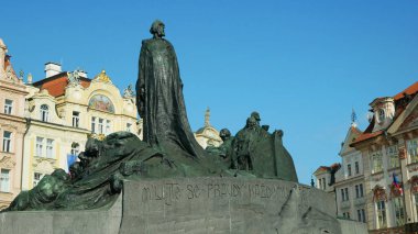 Jan Hus Anıt Meydanı Prag 'da, bronz taş heykeli zafer kazanan Hussite savaşçılarını, kahramanları ya da Protestanları, Tarihi, Sanatsal Sanatsal Yeni Mimari yapısını, 1915' te inşa edilmiş tarihi yapıları tasvir ediyor.