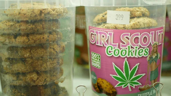 PRAGA, REPÚBLICA CHECA, 9 DE SEPTIEMBRE DE 2019: Tienda o tienda de galletas de cannabis Praga, empaquetado de cáñamo cannabidiol CBD galletas o semillas de galleta y en alivia el dolor, símbolo de la hoja verde, Europa — Foto de Stock