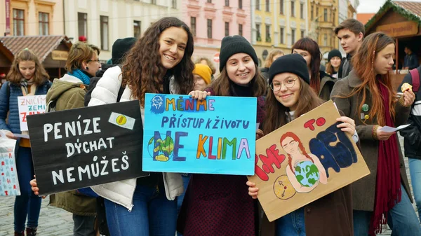 Olomouc, Csehország, 2019. november 30.: Péntek a jövőért, demonstráció az éghajlatváltozás ellen, a transzparens jel nem tud lélegezni, megváltoztatjuk az élethez való hozzáállást, nem az éghajlatot — Stock Fotó