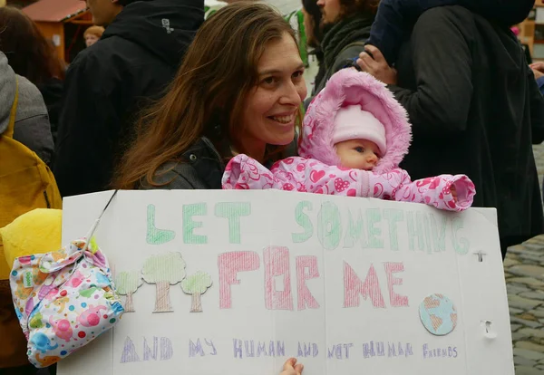 OLOMOUC, RÉPUBLIQUE TCHÈQUE, 30 NOVEMBRE 2019 : Vendredi pour l'avenir, manifestation contre le changement climatique, pancarte laisse quelque chose pour moi et mes amis humains et non humains, jeune mère — Photo