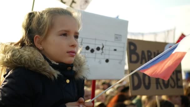 Praha, 16. listopadu 2019: Demonstrace davu lidí proti zániku Andreje Babise, 300 000 masových demonstrantů dav aktivistů Letna Praha, vlajková mladá dívka — Stock video