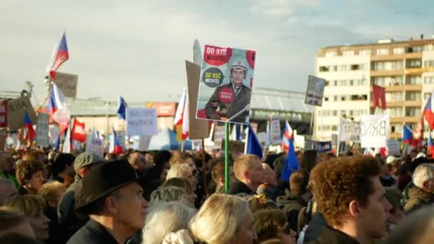 PRAGUE, CZECH REPUBLIC, NOVEMBER 16, 2019: Demonstration of people crowd, banner Andrej Babis did not want to the STB and the Communist Party, throng of activists Letna Prague, flags — 비디오