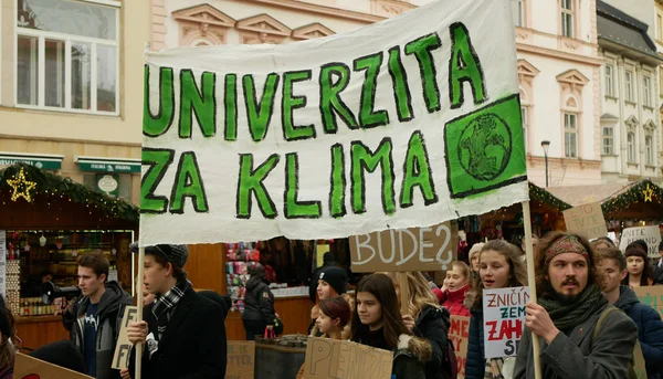 Olomouc, Csehország, 2019. november 30.: Aktivisták diákjai, Péntek a jövőért, demonstráció az éghajlatváltozás ellen, transzparens tábla Éghajlat-változási Egyetem, károsító bolygó, tömeg — Stock Fotó