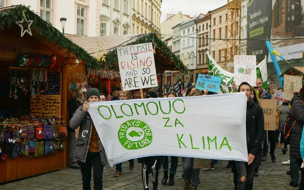 Olomouc, Tsjechië, 30 november 2019: Activisten studenten, vrijdag voor de toekomst, demonstratie tegen klimaatverandering, spandoek teken het klimaat stijgt en dat is onze planeet, mensen menigte — Stockfoto