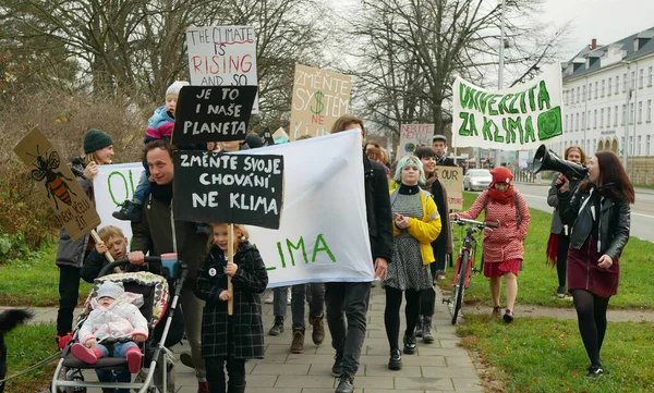 Olomouc, Tsjechië, 30 november 2019: Vrijdag voor de toekomst, demonstratie tegen klimaatverandering, spandoek teken dat het klimaat stijgt en dat is onze planeet, mensen menigte studenten ecologie activisten — Stockfoto