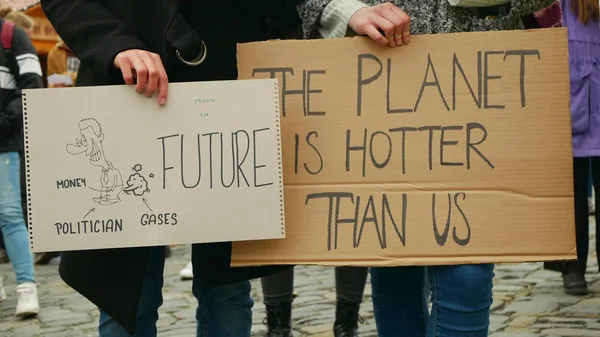 Olomouc, Tschechische Republik, 30. November 2019: Freitag für die Zukunft, Demonstration gegen den Klimawandel, Transparent, auf dem der Planet heißer ist als wir und Geld, politische Gase, Aktivisten und Aktivismus — Stockfoto