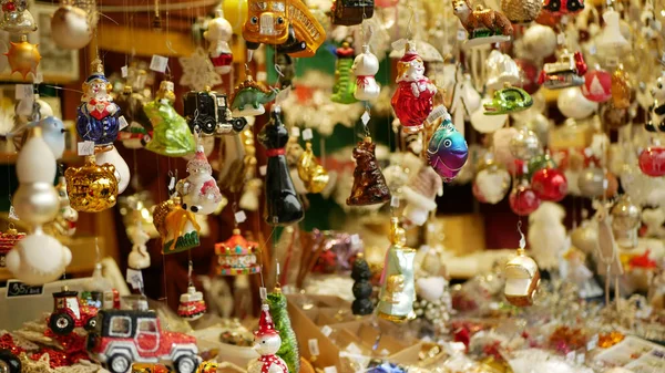 Kerstmarkt kraam of staan met boom versierde ornamenten producten ster, speelgoed, ballen, slingers, diverse, vis, ornamenten, auto 's, en dieren zijn opgehangen dennennaalden. decoratie opknoping traditionele — Stockfoto