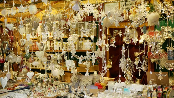 Kerstmarkt kraam of staan met boom versierde ornamenten producten engel, ster, speelgoed, ballen, bloemenslingers, diverse, ornamenten, en dieren zijn opgehangen dennennaalden. decoratie opknoping traditionele — Stockfoto