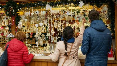 Olomouc, Çek Cumhuriyeti, 30 Kasım 2019: Ağaç süsleriyle süslenmiş Noel tezgahı ürünleri yıldız, oyuncak, top, çelenkler, çeşitli balıklar, süsler asıldı, insanlar