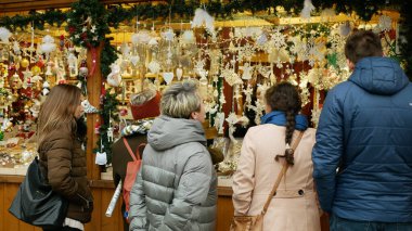 Olomouc, Çek Cumhuriyeti, 30 Kasım 2019: Ağaç süsleriyle süslenmiş Noel tezgahı ürünleri yıldız, oyuncak, top, çelenkler, çeşitli balıklar, süsler asıldı, insanlar