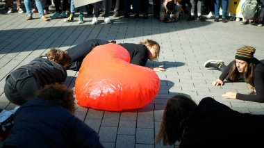 Brno, Çek Cumhuriyeti, 20 Eylül 2019: Dünya gezegenindeki iklim krizi ve anksiyeteyi, gelecek için Cuma günkü gösteriyi ve genişletilmiş isyanı,