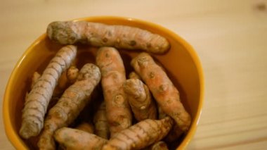 Kavanozda zerdeçal kökleri, kâsede Curcuma longa, Hint safranı pişirilir ve sarı toz haline getirilir. Hint baharatlarında kullanılan antiinflamatuar efektleri, Pakistan ve Tayland mutfağı