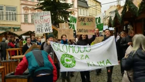 Olomouc, Tsjechië, 30 november 2019: Activisten studenten, vrijdag voor de toekomst, demonstratie tegen klimaatverandering, spandoek teken het klimaat stijgt en dat is onze planeet, mensen menigte — Stockvideo