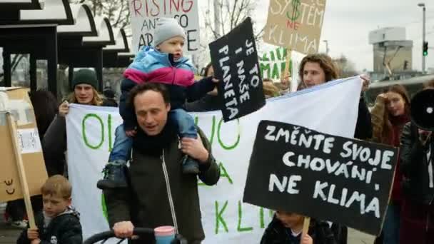 Olomouc, Tjeckien, 30 november 2019: Fredag för framtiden, demonstration mot klimatförändringar, skylt ändra ditt beteende, familj far och barn, människor publik studenter aktivister — Stockvideo