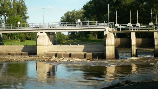 Waterkering en droogte en drooglegging rivier Morava water, stuw Op Morava rivier, hydro-elektrische centrale, opdrogen bodem, klimaatverandering, milieuramp, stromingssluis of water-poort gebrek aan water — Stockvideo