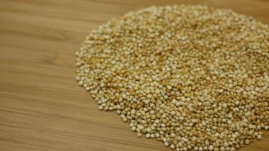Quinoa Chenopodium quinoa tohumları süper yiyecek ayrıntıları yakın plan biyoorganik, meyve bitkisi vejetaryen beslenme için uygun tahıl, vejetaryenler mağaza tahılları, Peru Bolivya mutfağı, glütensiz