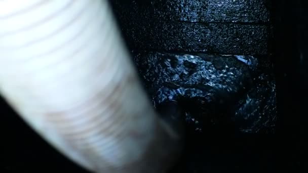Pozo negro séptico vaciado bombeo en el tanque de tubería por manguera de succión bajo alta presión. El sumidero contiene aguas residuales de lodos de contaminación aguas residuales negras y heces más excrementos de casa — Vídeo de stock