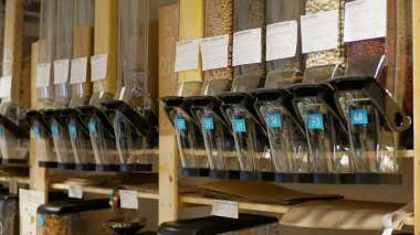 Prag, Çek Cumhuriyeti, 30 Kasım 2019: Çağdaş, sağlıklı beslenme çeşitlerini paketlemeden alışveriş, geniş çaplı tahıl, baklagiller, makarna, cam bardaklara serpiştirilmiş hamur parçaları