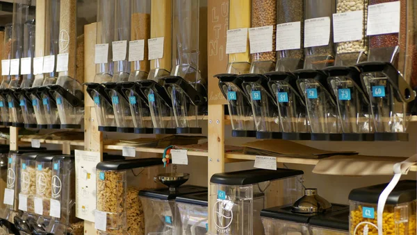 Prag, Çek Cumhuriyeti, 30 Kasım 2019: Çağdaş, sağlıklı beslenme çeşitlerini paketlemeden alışveriş, geniş çaplı tahıl, baklagiller, makarna, cam bardaklara serpiştirilmiş hamur parçaları