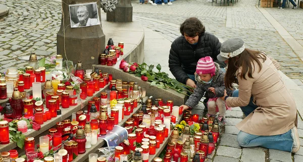 OLOMOUC, CZECH REPUBLIC, OCTOBER 2, 2019: Karel Gott, penyanyi musik populer Republik Ceko, meninggal dunia. Tempat peringatan dengan lilin, foto, mawar, orang menyalakan lilin keluarga — Stok Foto