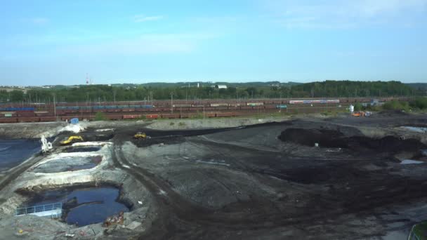 Liquidación de la remediación de vertederos de residuos de petróleo y sustancias tóxicas, cal quemada se aplica a la contaminación del petróleo por medio de una excavadora de corte fino y excavadora, laguna — Vídeos de Stock