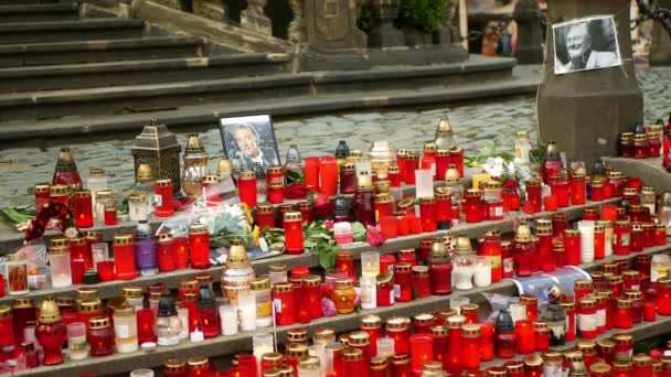 OLOMOUC, CZECH REPUBLIC, OCTOBER 2, 2019: Карел Готт, певец популярной музыки Чехии, умер. Памятное место со свечами, фотографиями, розами люди зажигают свечи семьи — стоковое видео
