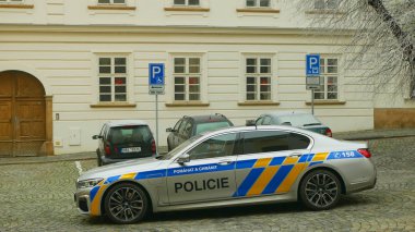 Olomouc, Çek Cumhuriyeti, 3 Ocak 2019: Polis arabası Bmw 745le, üç litrelik turbo şarjlı altı silindirli benzin motoruyla elektrikli motor ve dış şarj edilebilir bataryalar, hibrit araç