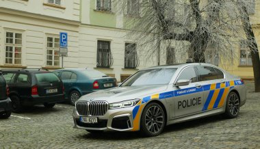 Olomouc, Çek Cumhuriyeti, 3 Ocak 2019: Polis arabası Bmw 745le, üç litrelik turbo şarjlı altı silindirli benzin motoruyla elektrikli motor ve dış şarj edilebilir bataryalar, hibrit araç
